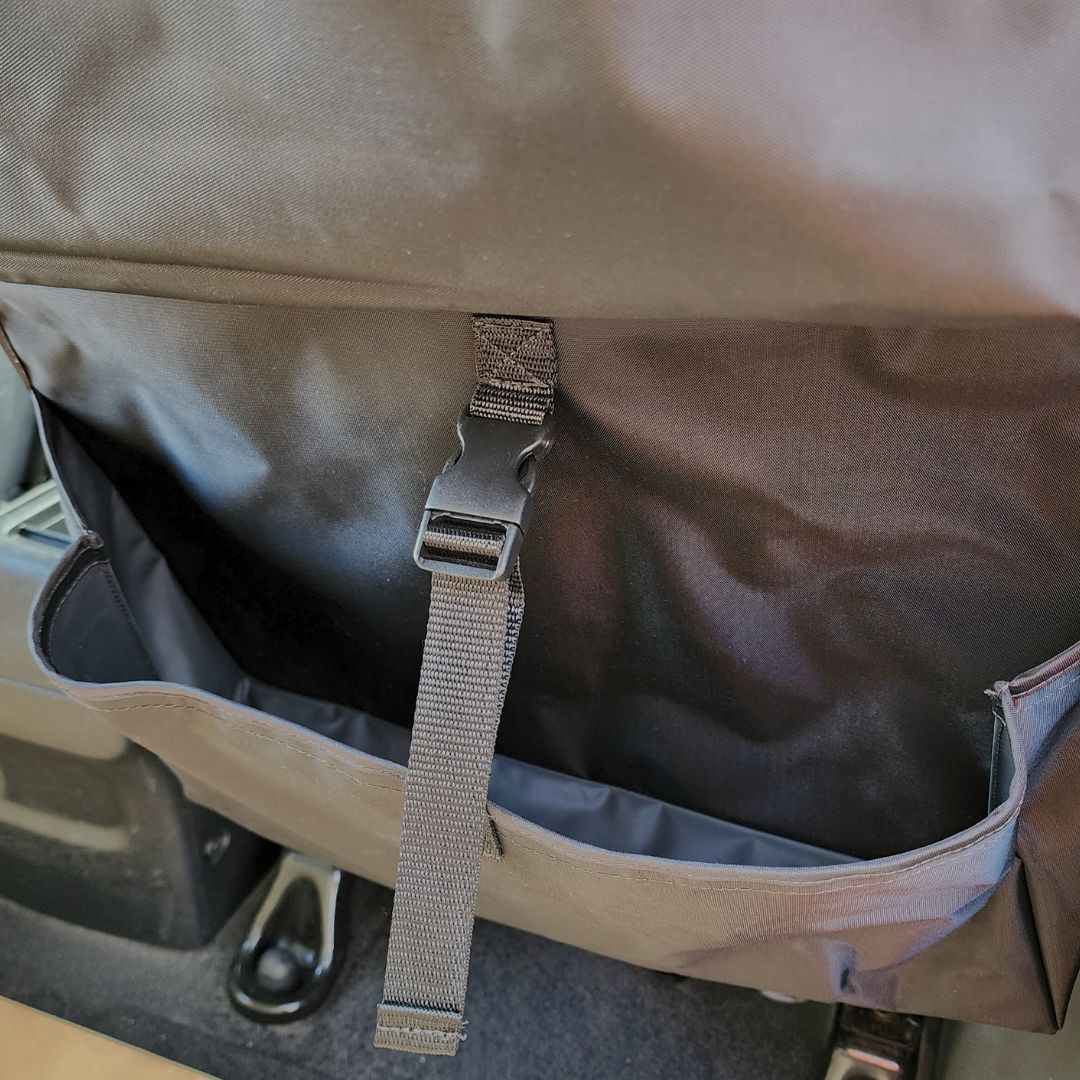 Sac de rangement pratique et organisateur essentiel pour votre VR ou véhicule, idéal pour les passionnés de Vanlife. Accrochez ce sac de rangement derrière le siège pour stocker souliers, serviettes, livres de voyage, et bien plus, tout en optimisant l'espace. Ce sac de rangement robuste est la solution parfaite pour garder votre véhicule bien organisé lors de vos aventures en VR.