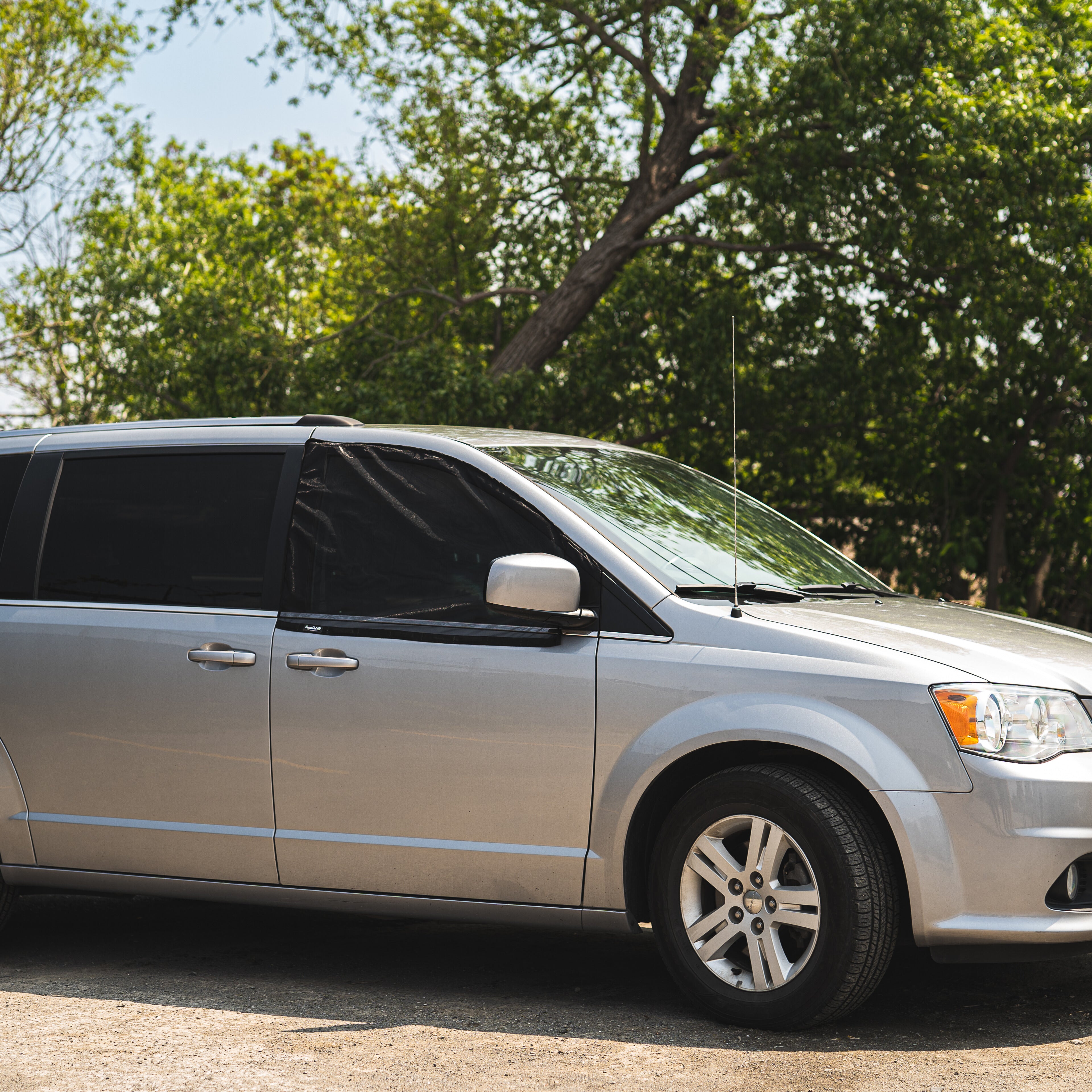 Bug screen for Dodge Grand Caravan door, offering optimal protection against mosquitoes while allowing you to enjoy fresh air. With this mosquito net specifically designed for the Dodge Grand Caravan, you can lower your windows without letting mosquitoes in. Enjoy your travels in peace with this durable and easy-to-install mosquito net for your Dodge Grand Caravan, keeping mosquitoes out while letting fresh air in.