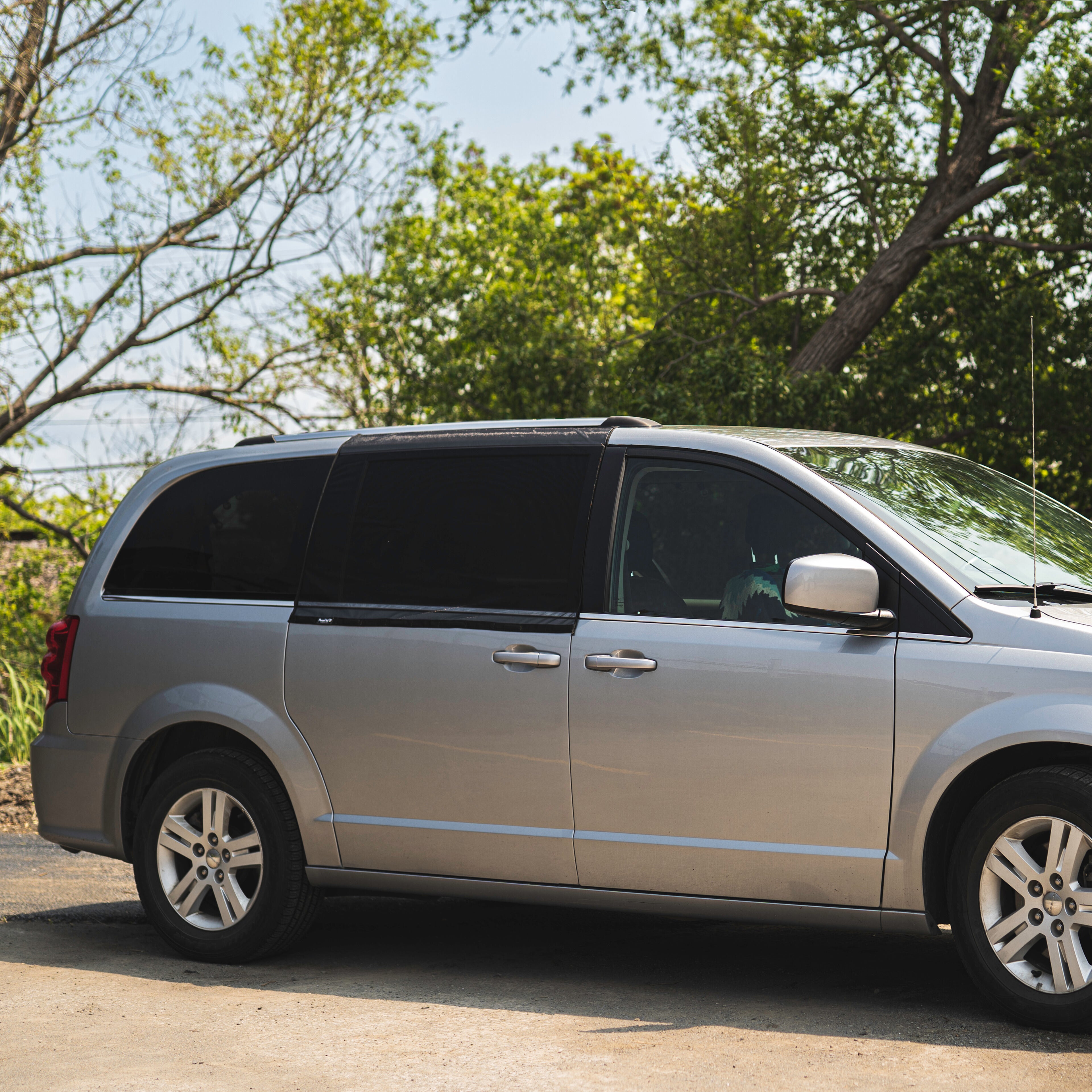 Bug screen for Dodge Grand Caravan door, offering optimal protection against mosquitoes while allowing you to enjoy fresh air. With this mosquito net specifically designed for the Dodge Grand Caravan, you can lower your windows without letting mosquitoes in. Enjoy your travels in peace with this durable and easy-to-install mosquito net for your Dodge Grand Caravan, keeping mosquitoes out while letting fresh air in.