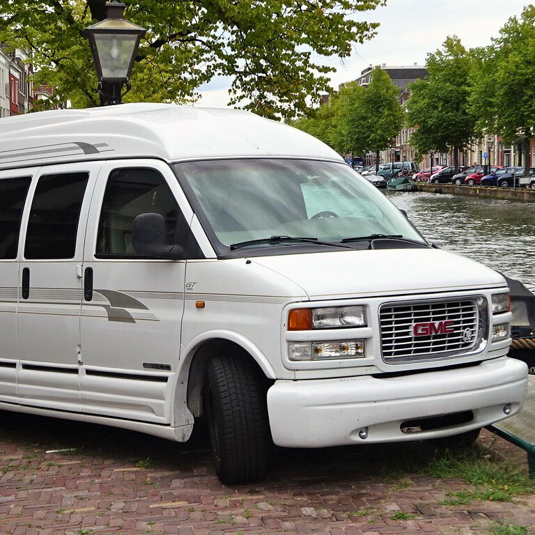 Bug screen for GMC Savana / Chevrolet Express door, offering optimal protection against mosquitoes while allowing you to enjoy fresh air. With this mosquito net specifically designed for the GMC Savana / Chevrolet Express, you can lower your windows without letting mosquitoes in. Enjoy your travels in peace with this durable and easy-to-install mosquito net for your GMC Savana, keeping mosquitoes out while letting fresh air in.