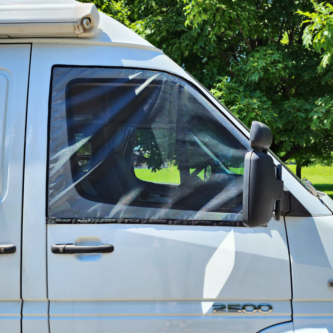 Bug screen for Sprinter Van door, offering optimal protection against mosquitoes while allowing you to enjoy fresh air. With this mosquito net specifically designed for the Sprinter Van, you can lower your windows without letting mosquitoes in. Enjoy your travels in peace with this durable and easy-to-install mosquito net for your Sprinter Van, keeping mosquitoes out while letting fresh air in.