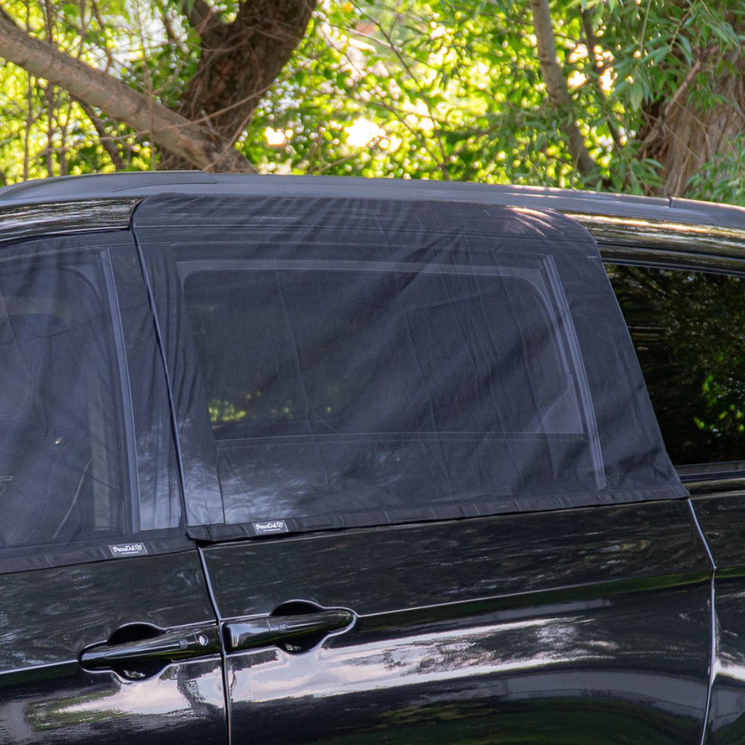 Bug screen for Chrysler Pacifica door, offering optimal protection against mosquitoes while allowing you to enjoy fresh air. With this mosquito net specifically designed for the Chrysler Pacifica, you can lower your windows without letting mosquitoes in. Enjoy your travels in peace with this durable and easy-to-install mosquito net for your Chrysler Pacifica, keeping mosquitoes out while letting fresh air in.