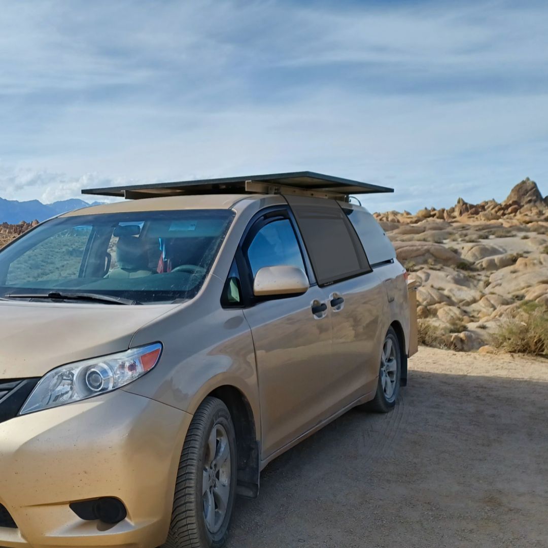 Bug screen for Toyota Sienna door, offering optimal protection against mosquitoes while allowing you to enjoy fresh air. With this mosquito net specifically designed for the Toyota Sienna, you can lower your windows without letting mosquitoes in. Enjoy your travels in peace with this durable and easy-to-install mosquito net for your Toyota Sienna, keeping mosquitoes out while letting fresh air in.