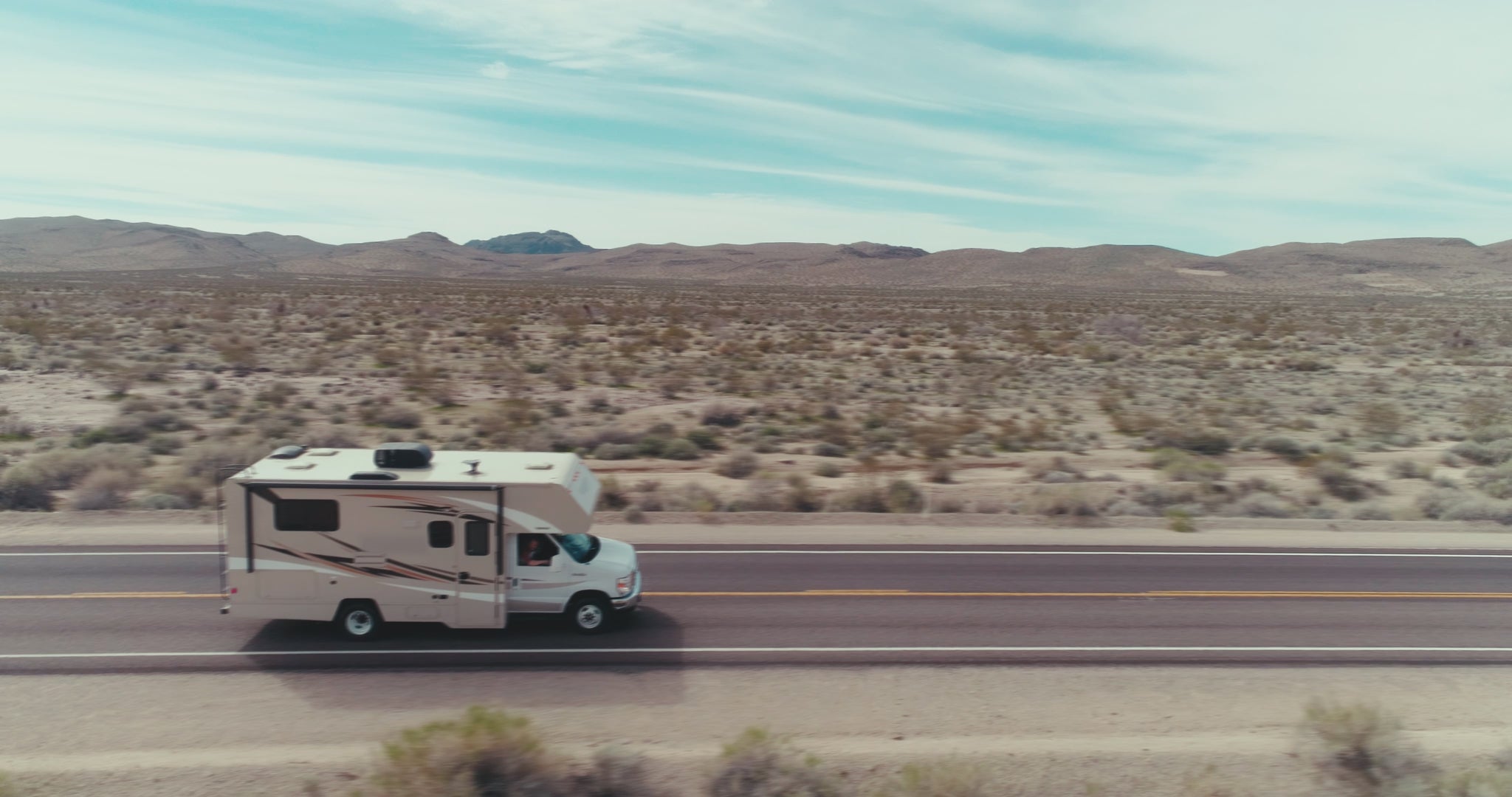 Load video: VR Classe de marque Ford E-450 qui sillonne la route de type désert.