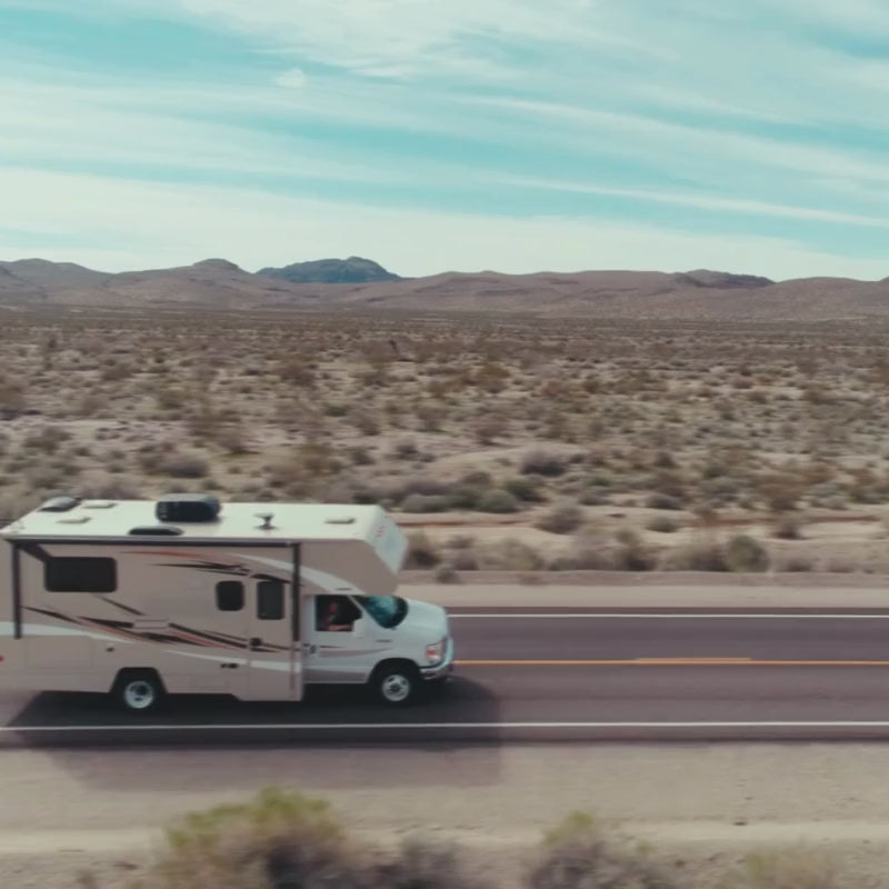 Load video: VR Classe de marque Ford E-450 qui sillonne la route de type désert.